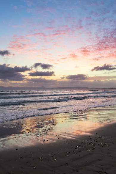 Ein weiter leerer Strand bei Dämmerung